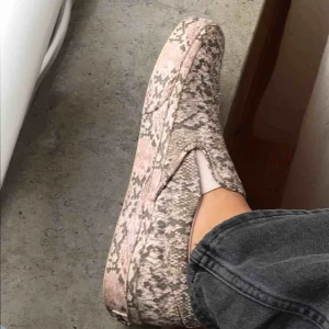 Vans - Säljer dessa snygga slip-on med rosa snake-print från vans!!🌷