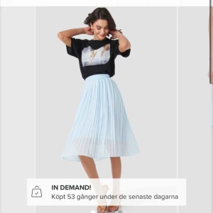  - Super söt och trendig plisserad kjol från NAKD, sparsamt använd. Den är i nyskick🥰skriv för fler bilder