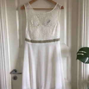  - Student/konfirmationsklänning från sisters point (köpt på bubbleroom). Använd en gång. Nypris ca 600kr. Frakt på 55kr tillkommer!