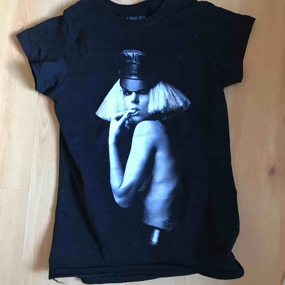 Fin tröja med tryck Lady Gaga. Sällan använd. T-shirts.