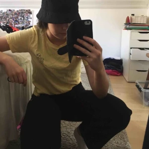  - Ljusgul skön t-shirt från Monki. Även om storleken är liten passar den mig som brukar använda s-m. 