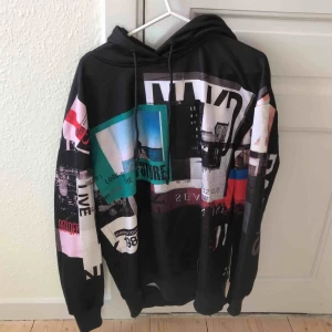  - Cool hoodie som är använd ett fåtal gånger så super skick! Köparen står för frakt💜