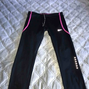  - Fina Nike träningsbyxor med reflex💕 Väldigt lågmidjade, därför har jag inte använt dom men skulle säga att det är storlek S🥰 Skriv för mer info❤️