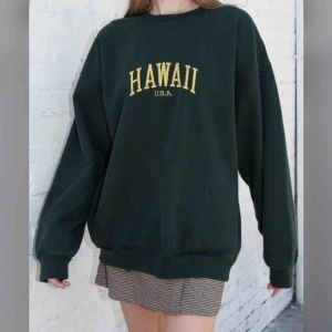  - Mörkgrön oversised tjocktröja med ”HAWAII USA” inbroderat. Aldrig använd