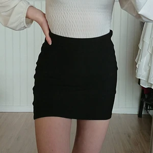 Kjol strl S  - Jättefin svart kort kjol i stretchigt tyg, storlek S. Den är ganska använd men fortfarande i bra skick. 50 kr, köpare står för frakt ❤️ 