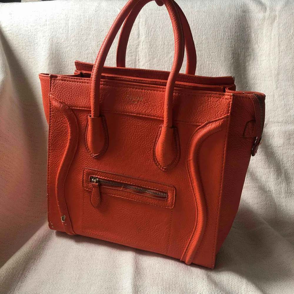 Céline imitation väska. Notera slitningarna i hörnet därav priset.  Frakt tillkommer med 66kr!. Väskor.