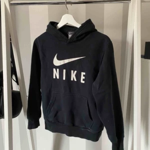  - Nike hoodie i storlek 152-158 men sitter som en XS. Frakt 63 kr!🖤