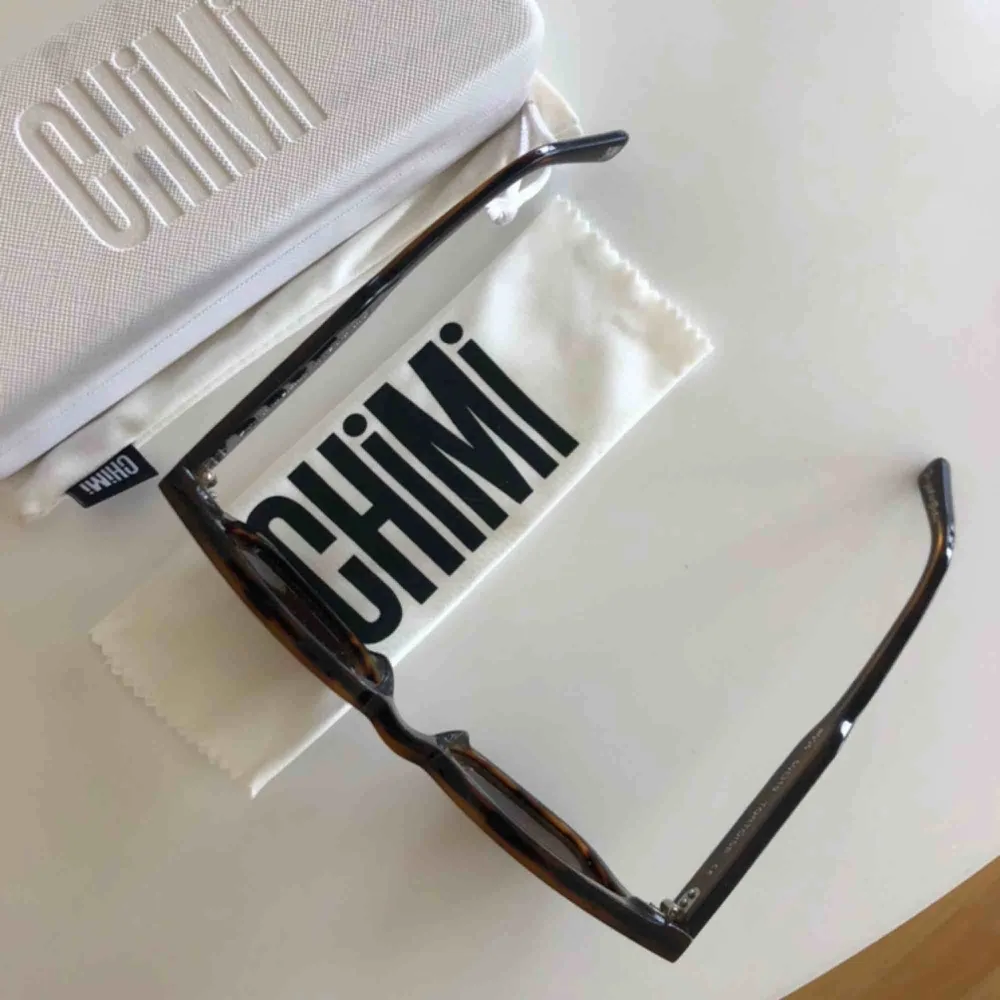 Oanvända Chimi glasögon (endast testade) modell #005 TORTOISE i nyskick. Nypris 999kr. Köpare står för ev frakt 🌸. Accessoarer.