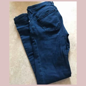  - Helt nya jeans från mango. Aldrig använda! Har en fin intensiv blåfärg