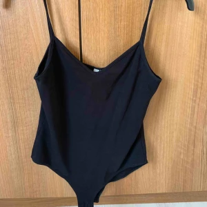  - Svart body från Asos! Frakt ingår i priset. 