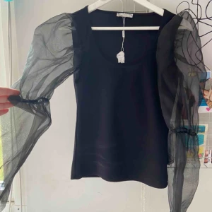  - Topp med fluffiga ärmar från Nelly, ALDRIG använd pga för liten (prislappen är kvar men gick sönder när jag råkade tvätta den med prislappen på🌝)  jättegullig 