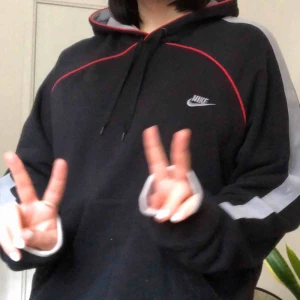  - asfet svart, grå och röd nike hoodie i lite tunnare material. perfekt nu när sommaren kommer ;) 