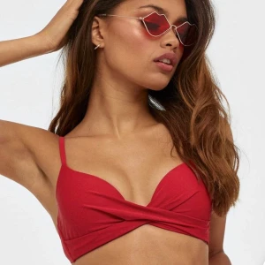 Bikini - Röd bikini topp från Nelly i bra skick, använt en gång