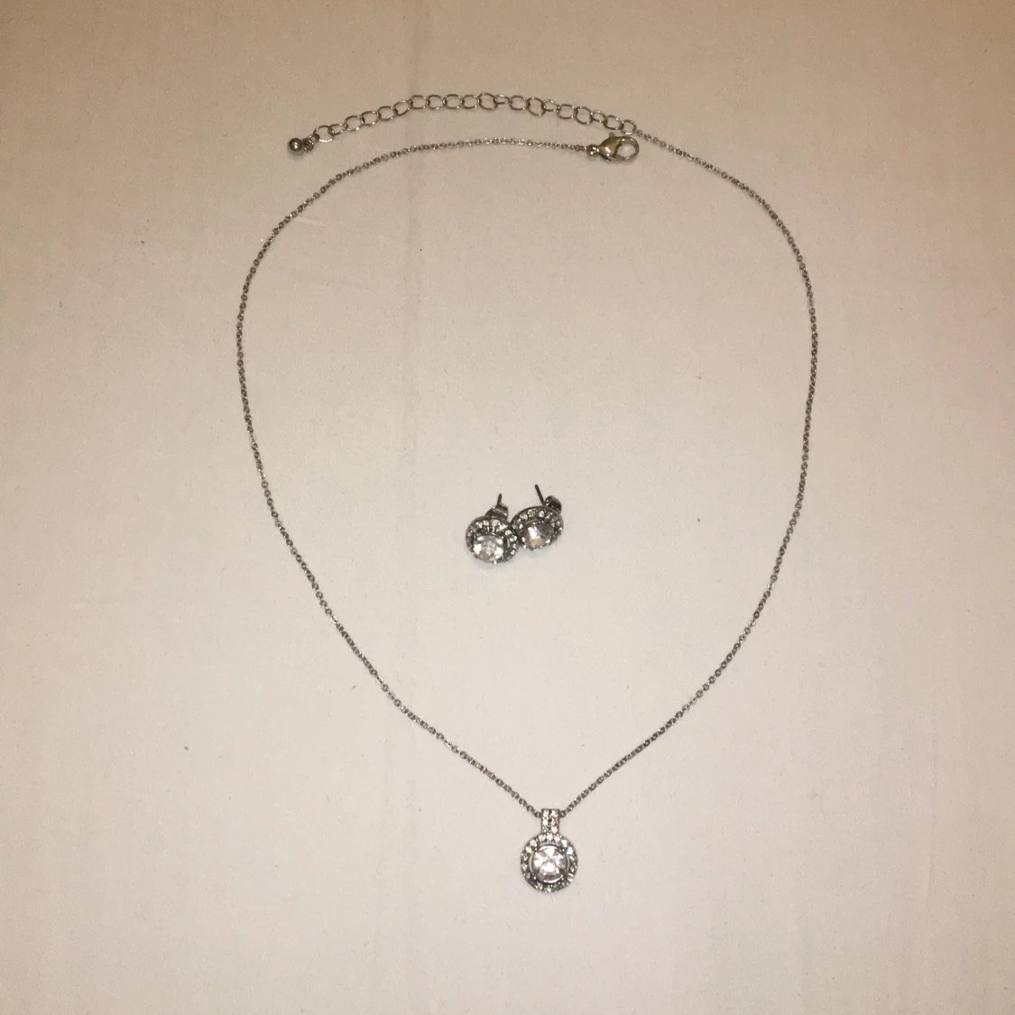 Ett sett med örhängen och halsband