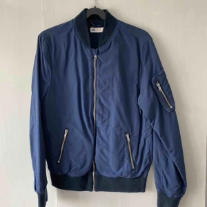  - Blå bomberjacka från HM