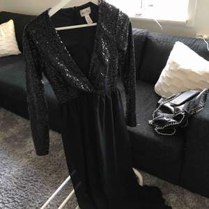 Svart/glittrig klänning från Nelly, nypris 1300, mitt pris 800 + frakt