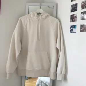 Vit hoodie - Vit hoodie från hms herravdelning, har använt den som en oversized tröja!! Väldigt skönt tyg och i bra skick! 