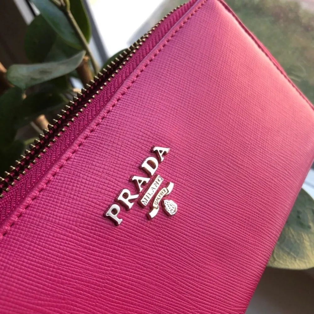Plånbok i läderimitation från Prada Milano. Sparsamt använd men den är knappas använd. . Väskor.