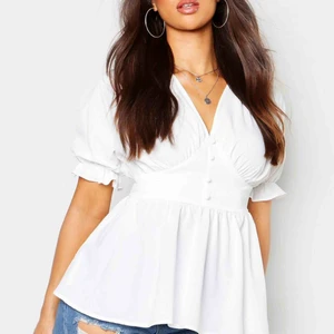  - Vit peplum tröja från boohoo 🤩 Endast använd vid 3 tillfällen 