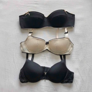  - 3 bh:ar för 50kr! Den svarta högst upp är utan band och är 75A. De andra är 70A. Den beiga med prickar har uttagbara inlägg. Paketpris 50kr, annars 20kr/bh. (Frakt tillkommer om de ska skickas)