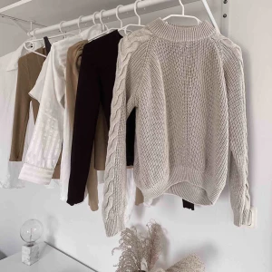  - Superfin stickad beige/grå tröja i nyskick med fina detaljer längs ärmarna! I princip helt oanvänd. Passar mellan XXS-M beroende på hur man vill att den ska sitta!