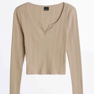  - Säljer denna fina topp ifrån ginatricot Storlek-XS nypris- 179kr Mitt pris- 100kr  Använd ca 2 gånger