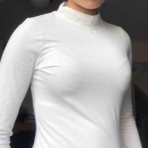 En vit polo tröja lite genomskinlig men i väldigt bra skick och sällan använd. Den har små detaljer uppe vid nacken. Säljer pga att ärmarna är lite korta och används aldrig. OBS! Köpare står för frakt.