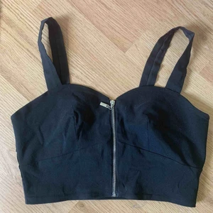  - Gullig Svart crop-top från primark. Har använts ungefär 5 gånger. Passar superbra för de som vill maxa självförtroendet en härlig sommardag :)   Nypris: 200kr   Köparen står för frakt! 
