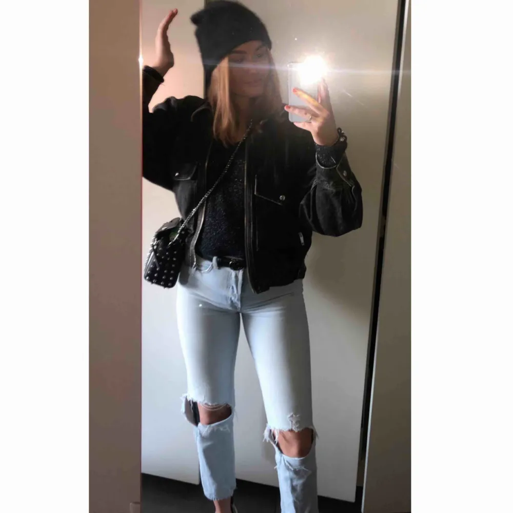 säljer mina favorit jeans ifrån H&M som jag ÄLSKAR! Men tyvärr inte passar mig längre 😩 sitter skit snyggt och är en perfekt blå färg. Modellen ska vara vintage och ni ser ju hur drömmiga😍. Jeans & Byxor.