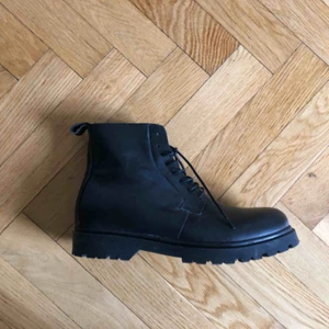  - Fina svarta skinnkängor från Samsøe Samsøe, stl 43 (herrmodell). Varsamt använda och säljes pga fel storlek 