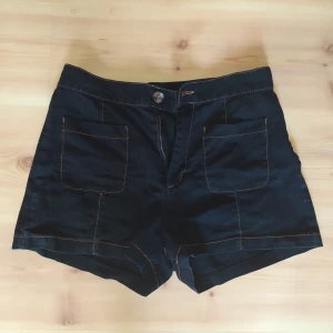 Shorts Monki strl 40  - Shorts som sitter snyggt på i använt skick. 