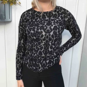  - Från Gina tricot. Finns inte kvar i deras sortiment längre. Väldigt mjukt material Använd ett fåtal gånger Normal i storleken