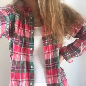  - Snygg flanellskjorta från Ralph Lauren! Säljer billigt på grund av små slitage. Skjortan är inte struken på bilden men stryker såklart innan jag fraktar☺️ kan mötas upp i Stockholm annars står köpare för frakten💕