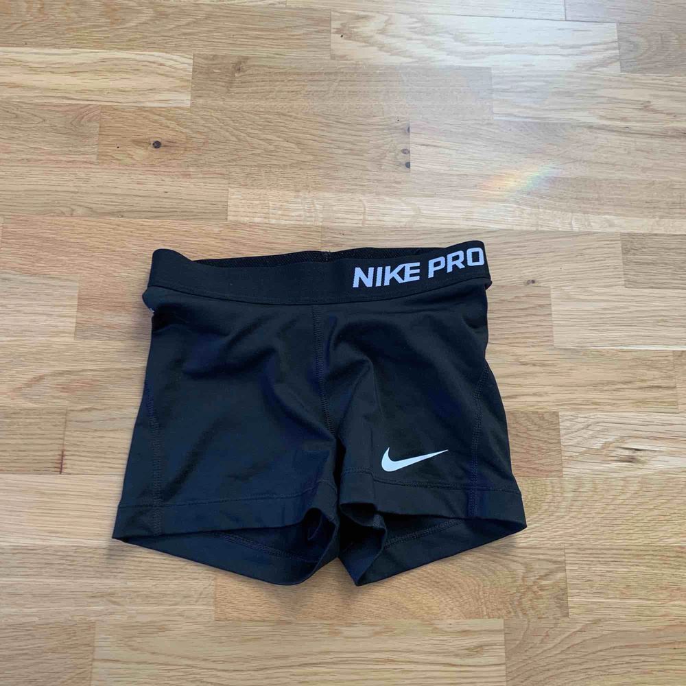 Nike Pro shorts i väldigt bra skick! Säljer då de är för små för mig☺️. Shorts.