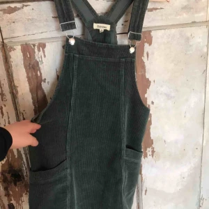  - Superfin manchester klänning. Storlek L men den är liten i storleken och passar min som vanligtvis har S-M