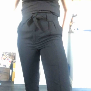  - Kostymbyxor med knyte i midjan från Ginatricot. Frakt ingår i priset!!