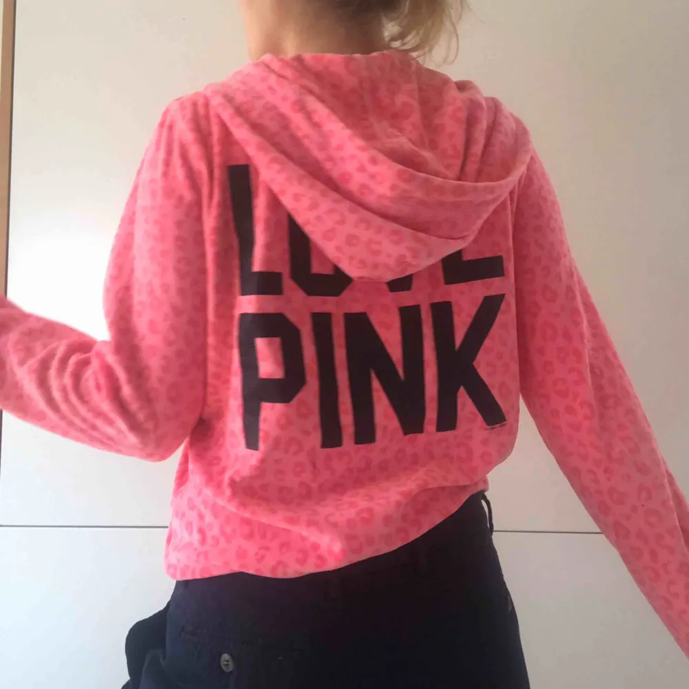 Snygg och jätteskön ziphoodie från PINK!! Köparen står för frakten💕 . Hoodies.