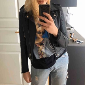  - Märke: Vera Moda Storlek: XS/S Sparat vatten: 3 850 liter Sparat CO2: 29,6 kg Spårbar frakt: 63 kr Pris: 150 kr