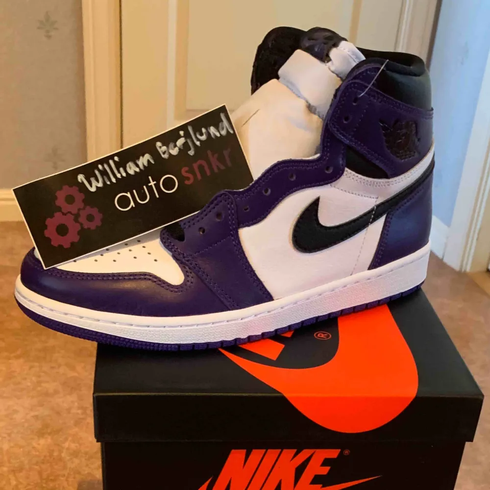 Säljer dessa fina Jordan 1 court purple i eu 42, slutsålda överallt, helt nya och kvitto finns! . Skor.