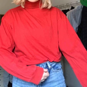  - Fin röd polotröja köpt second hand. Frakt ingår i priset🧡