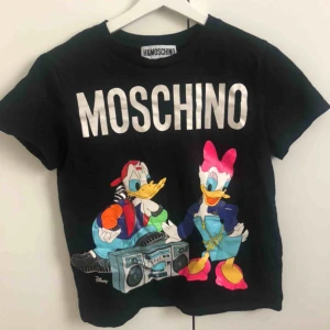  - Super fin tröja som hm släppte när de hade en kollektion med Moschino✨ Använd 1 gång, vet ej storleken men gissar på S🤘🏻