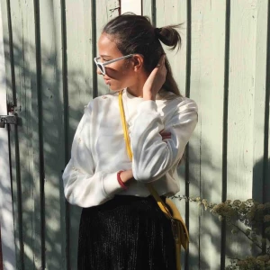  - Relativt tunn sweatshirt från en av Andrea Hedenstedts kollektioner med NA-KD. Pärlorna på sidan av ärmarna finns inte kvar men allt annat är i bra skick!⚡️Exklusive frakt💜