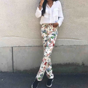  - Säljer mina fina blommiga byxor från Zara, perfekta till sommaren!🌼🌸 Använd en sommar men är i superbra skick. Exklusive frakt.