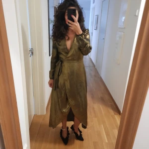 & other stories - Cool klänning från & other stories. Man kan knyta till den hårdare om man inte vill visa så mycket klyfta. Glänser jätte fint 