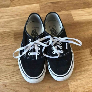  - Ett par låga Vans i storlek 36 i hyfsat bra skick:) dem är lite smutsiga men inget värre än så.  50kr plus frakt. 😋