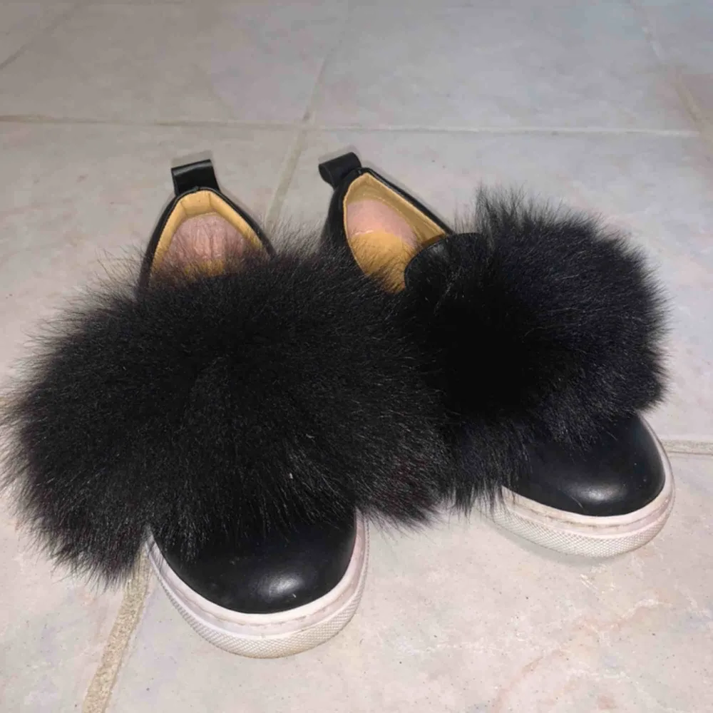 Fina svarta skor med fluff på<3 köparen betalar frakt ca62kr. Skor.