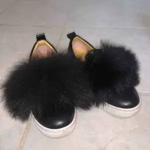 Fina svarta skor med fluff på<3 köparen betalar frakt ca62kr