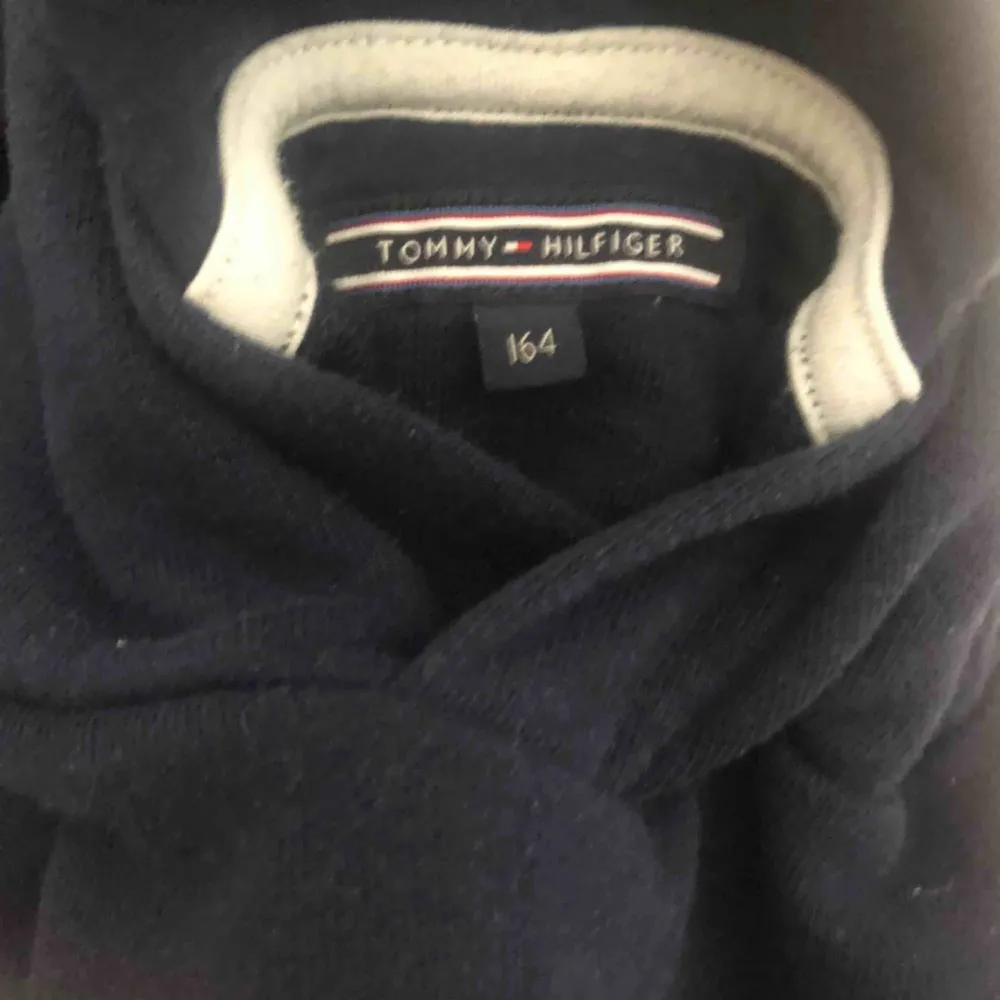 Säljer min Tommy Hilfiger hoddie. Jag säljer den för att den är för liten. Köpt i USA och använts runt 5 gånger.  Priset går att diskutera, maila:  christoffer.dorch@gmail.com. Hoodies.