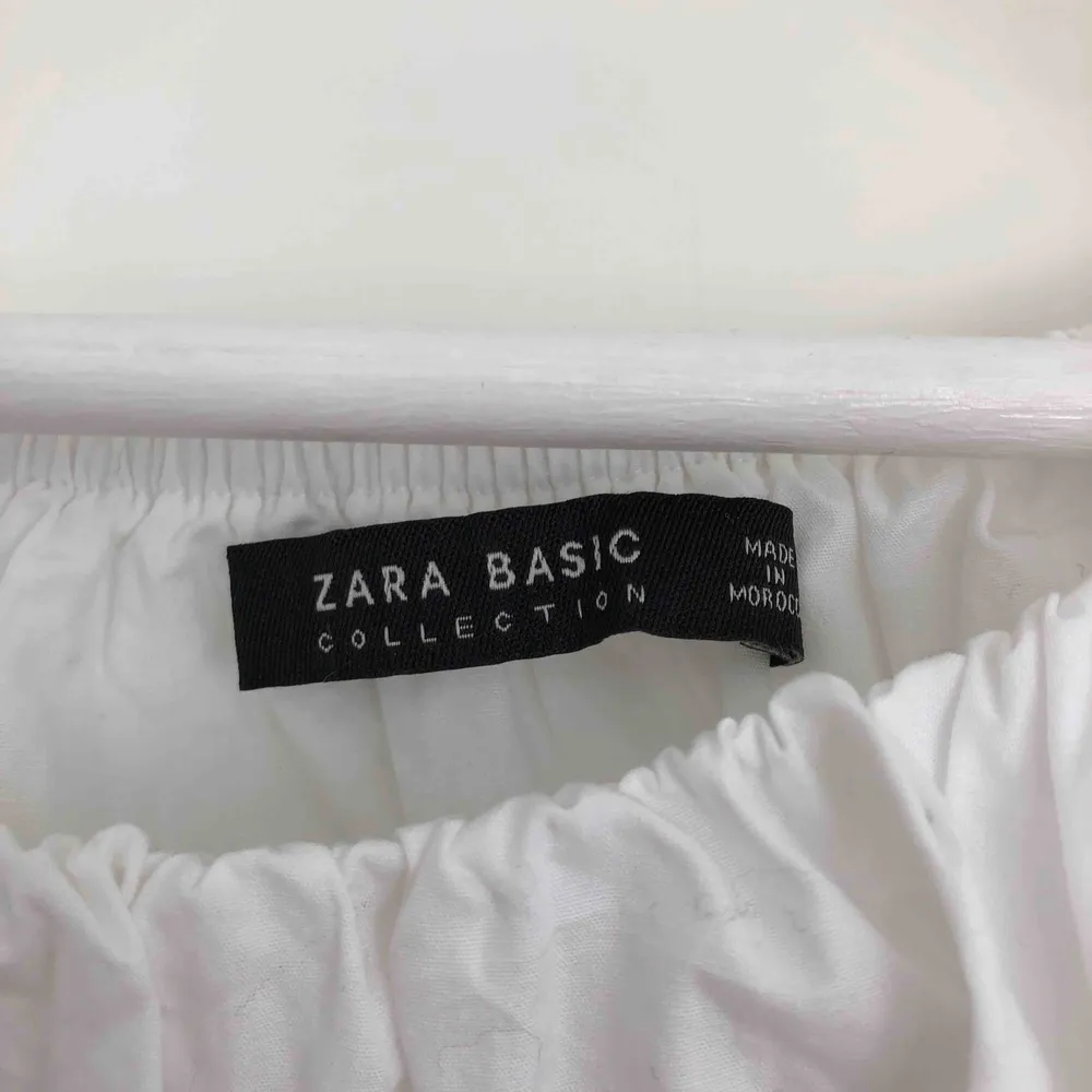 Superfin vit volang blus från Zara, använd 2-3gånger så mycket bra skick, först till kvarn. 50kr plus frakt! Hör av dig vid frågor! Kan mötas upp om du bor nära. Blusar.