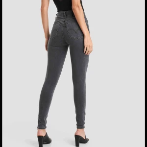  - Mörk grå / svarta ( inte ljusa som på bilden)  Levis super skinny mile high, storlek 26 men sitter perfekt på mig som vanligtvis är en 34/ XS